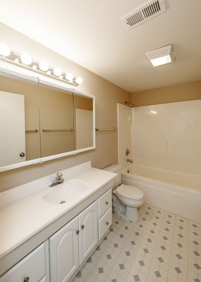 Building Photo - Stunning 5 Bedroom, 3.5 Bath Remodeled Hom...