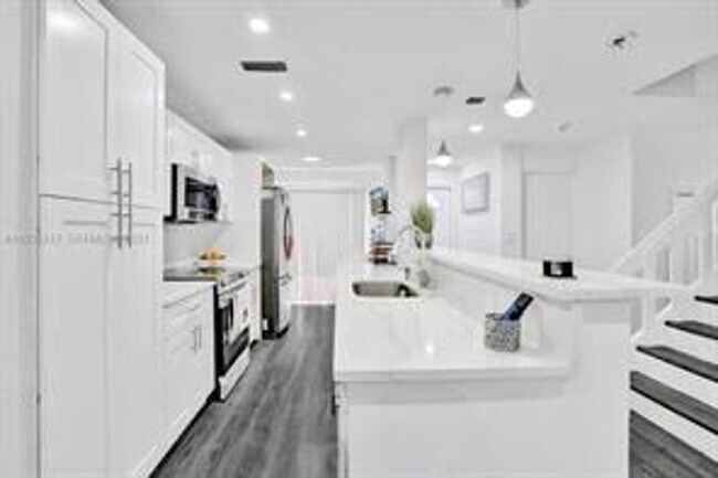 Building Photo - 833 NW 81st Ave