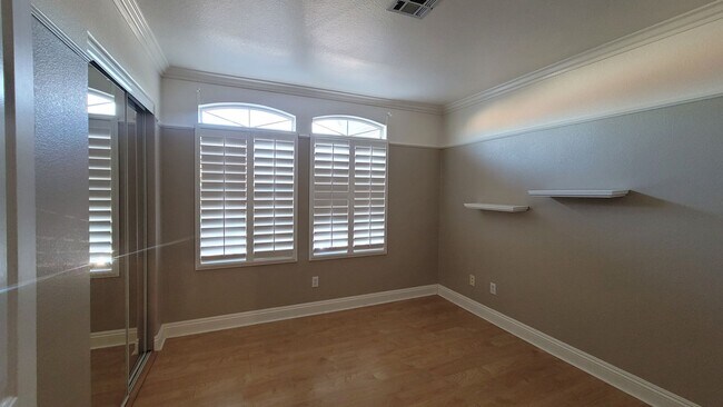 Building Photo - GORGEOUS 4/3 IN THE SW!!!
