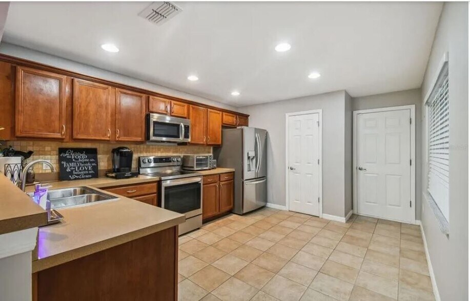 Building Photo - 2403 Hassonite St