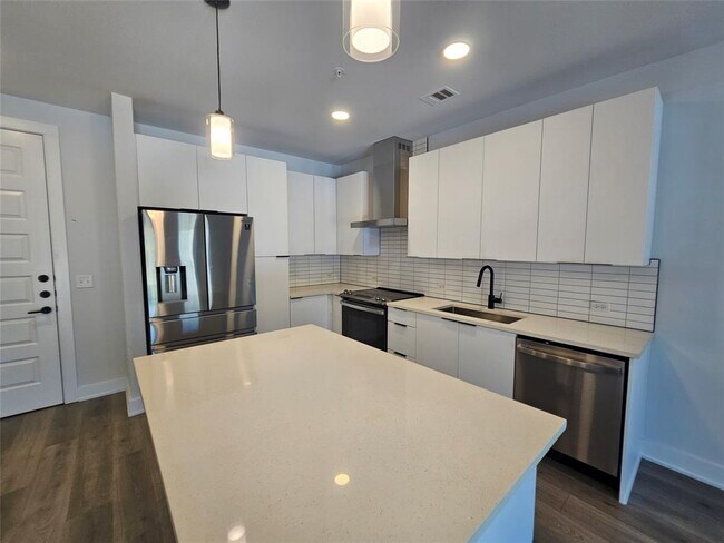 Building Photo - 2220 Webberville Rd