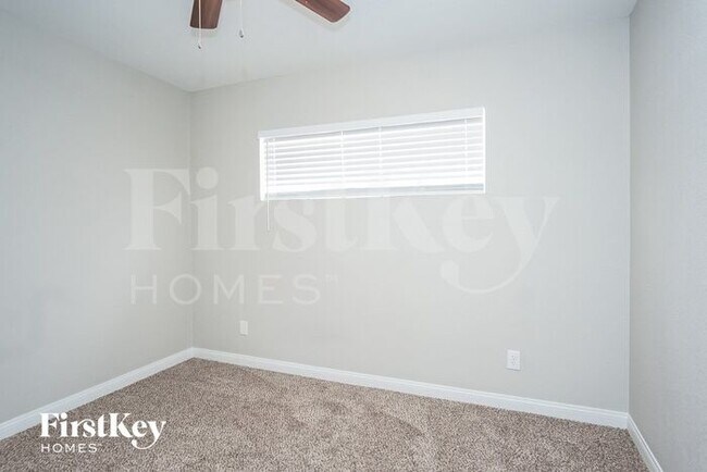 Building Photo - 5060 E Newton Dr