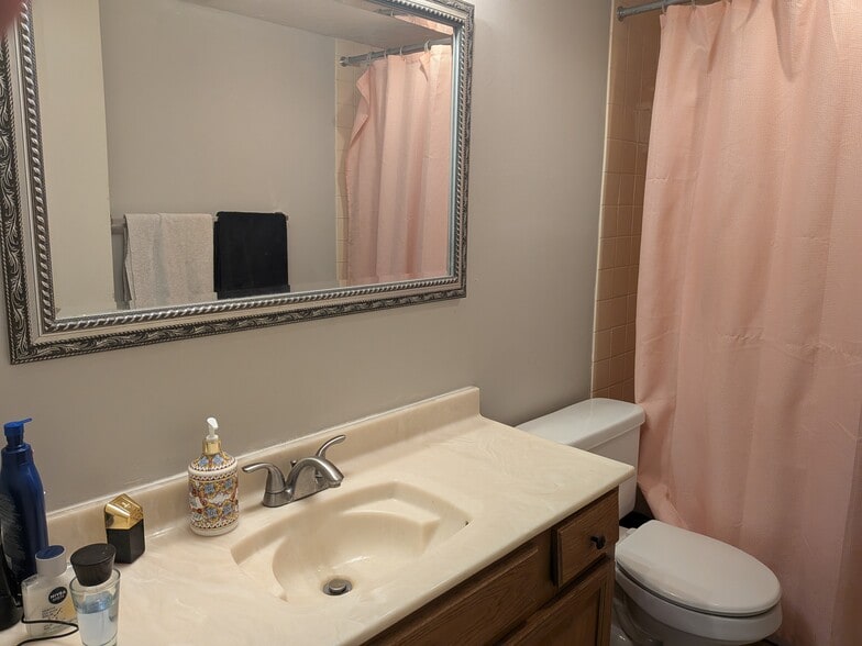 Full bathroom - 793 E Gables St