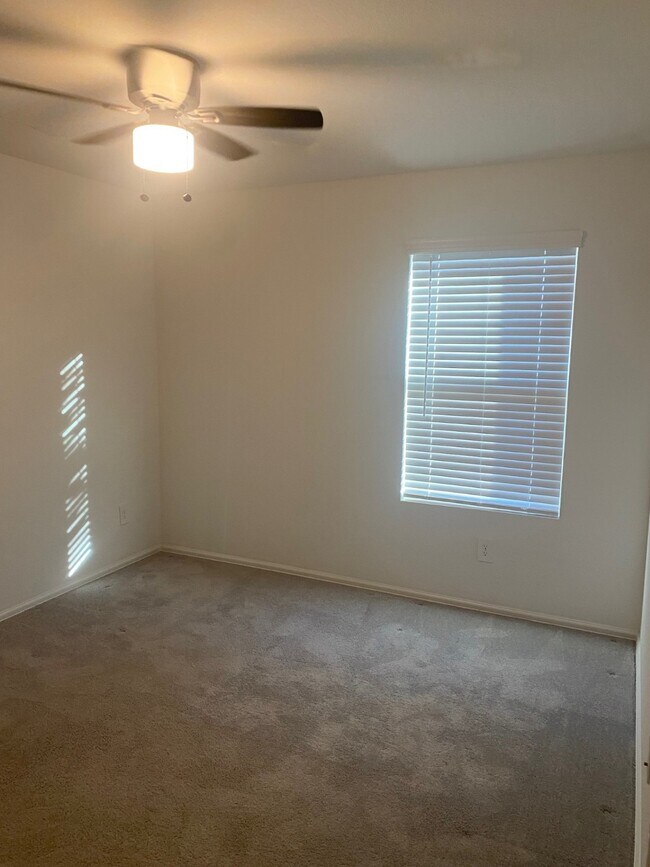 Building Photo - 1411 Las Cuevas Dr