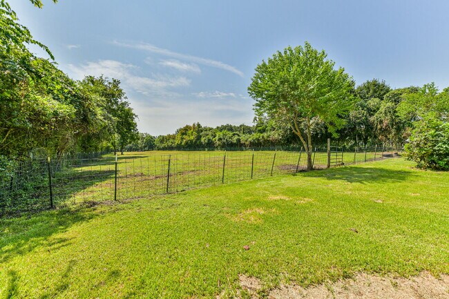 Building Photo - Rare Horse-Ready Property in Manvel