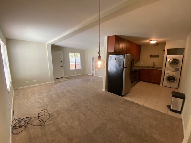 Building Photo - Light and Bright Monterey Condo!