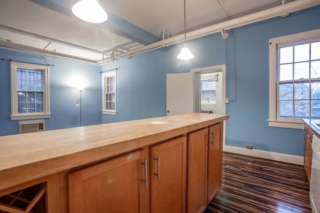 Building Photo - Spacious 1 Bd in Adams Morgan // Storage I...