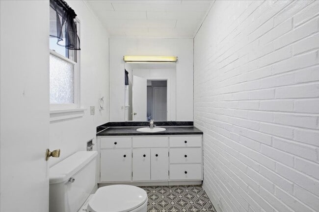 Building Photo - Spacious Victorian, over 2400 sq ft