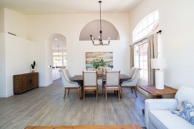 Building Photo - Beautiful updated 4 bedroom plus, 2 bath home in Chandler