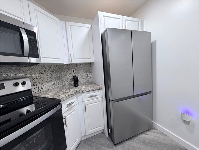 Building Photo - 9731 Fontainebleau Blvd