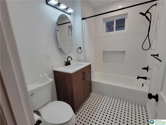 Building Photo - 746 Linden St