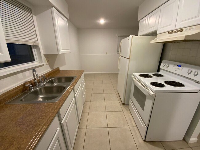 Building Photo - 211 Snead Dr