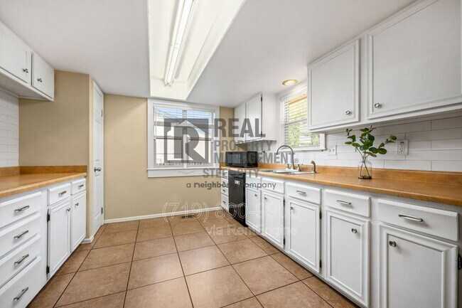 Building Photo - 12 Chicory Ct