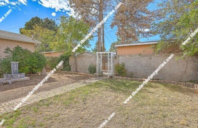 Building Photo - Updated 3 Bedroom, 2 Bathroom, 2 Car Garag...