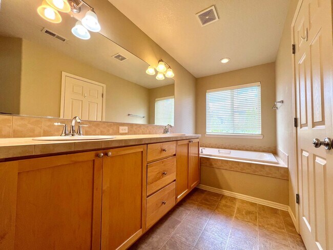 Building Photo - Beautiful 3-Bedroom Home in Hillsboro’s Desirable Arbor Roses Community!