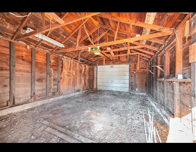 Building Photo - 405 Newton St