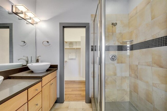 Building Photo - 1203 E 2nd St