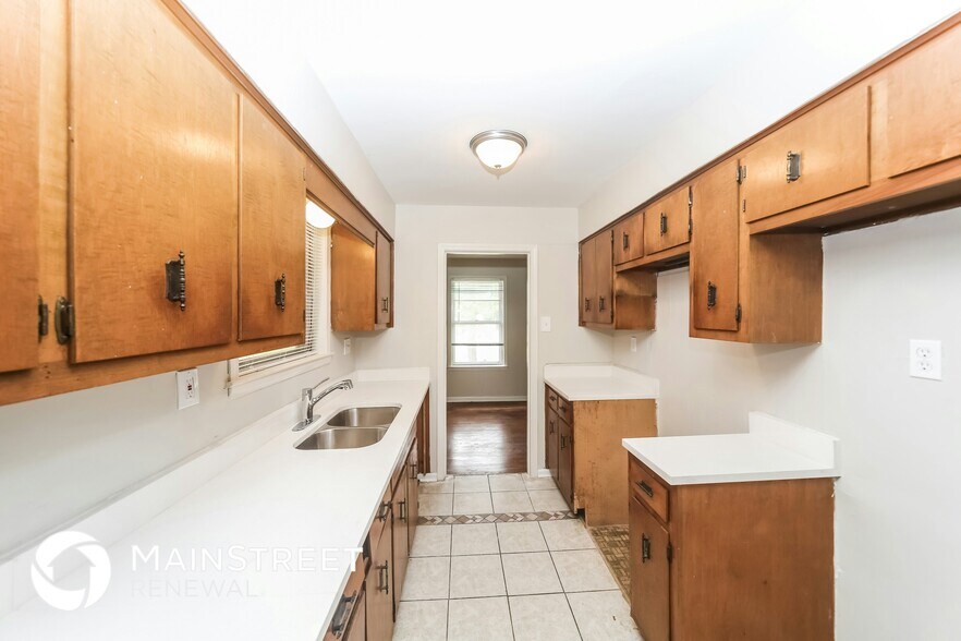 Building Photo - 3045 Beauchamp Dr