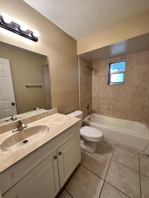 Building Photo - 3024 Santa Barbara Blvd