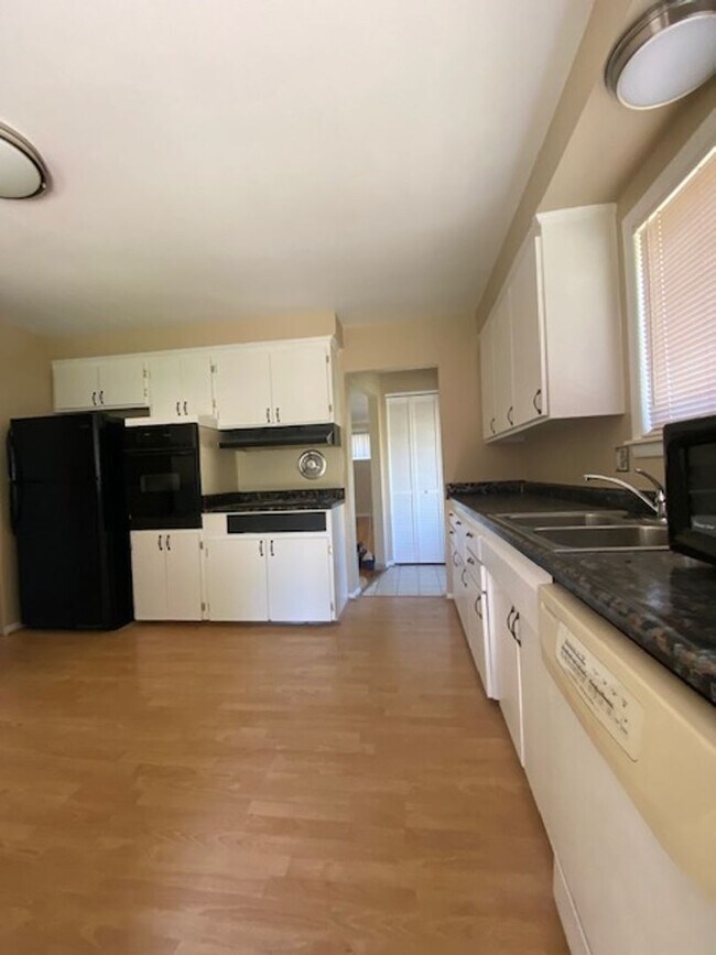 Building Photo - ADORABLE 3 BED 1 BATH RANCH IN LIVONIA ---...