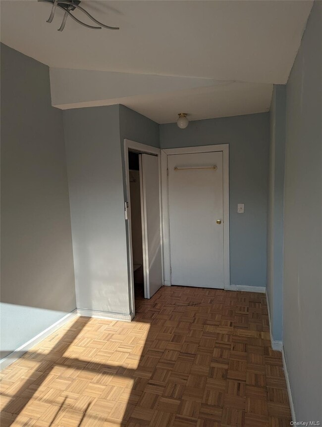 Building Photo - 105-06 Pinegrove St