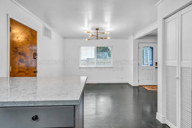 Building Photo - 20 Del Robles Ave