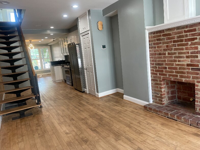 Building Photo - 3819 Mt Pleasant Ave