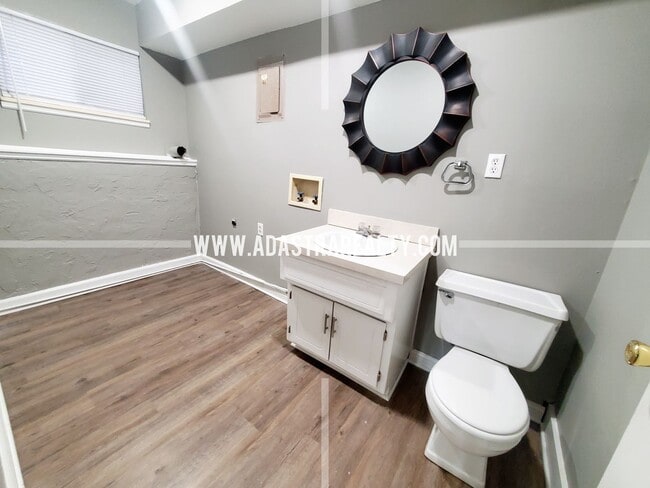 Building Photo - 1424 E Willow Dr