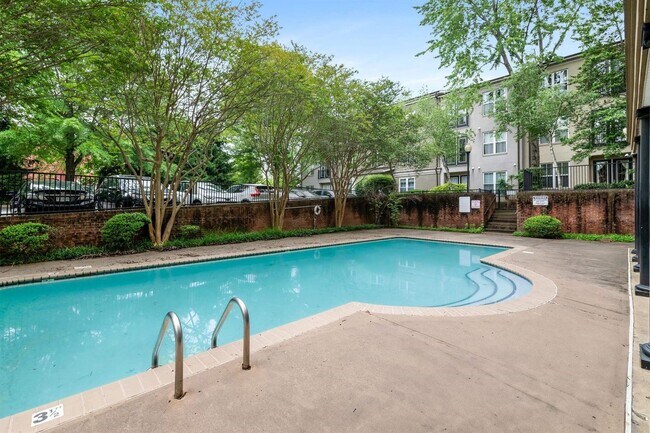 Building Photo - Fabulous 1BR condo in popular Walker Square