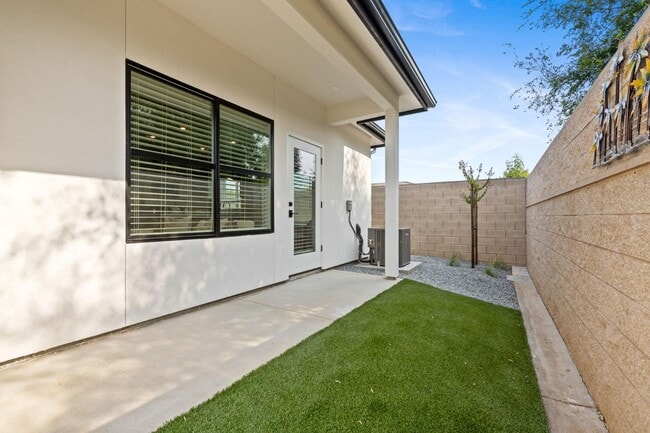 Building Photo - 2806 E Alluvial Ave