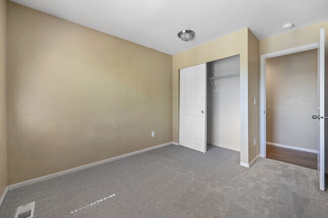 Building Photo - 1094 Ebbets Dr