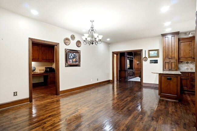 Building Photo - 2412 Emerald Cir