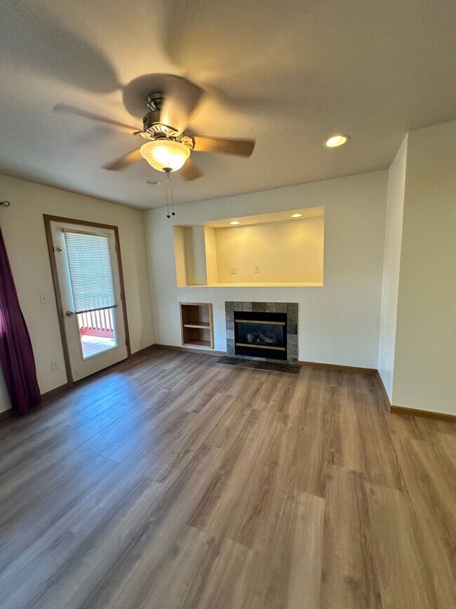 Building Photo - Lovely 2 bedroom 1.5 bath condo
