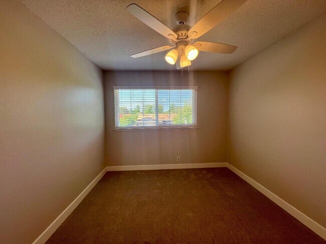 Building Photo - 1122 Viscaino Ave