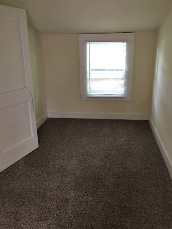 Building Photo - Move-in Ready NOW! Freshly updated, great ...