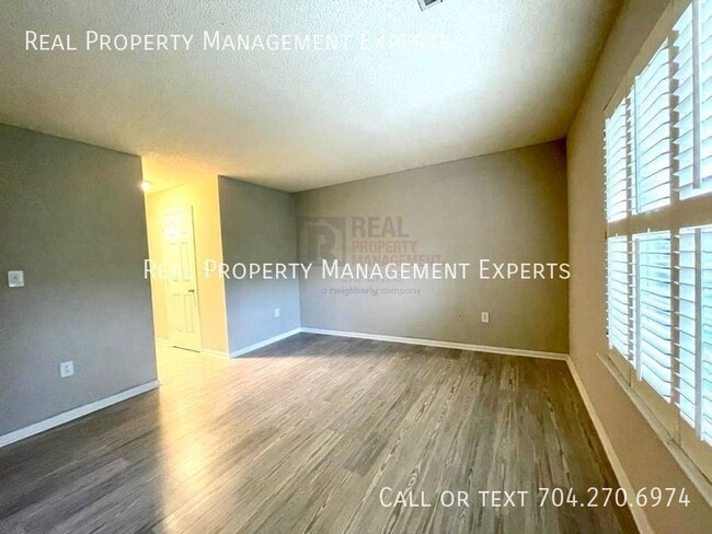 Building Photo - 5003 Sharon Rd