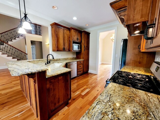 Building Photo - 5 bed/3.5 bath home on Lakeview Golf Resor...