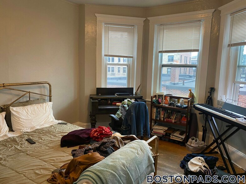 Building Photo - 463 Park Dr