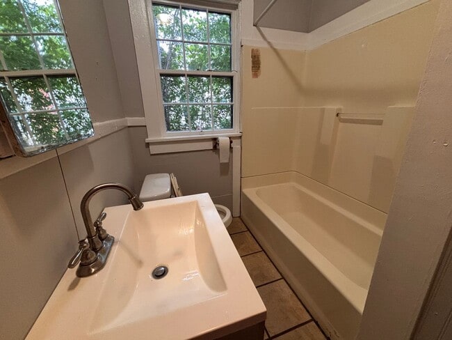 Building Photo - 3 Bedroom, 1 Bath home in West Rome!