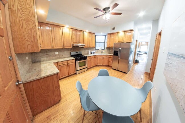 Building Photo - 3-Bedroom Apartment in Ukrainian Village / Humboldt Park!