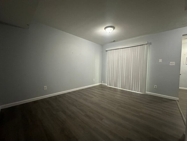 Building Photo - Available Now! Townhouse in Jacksonville