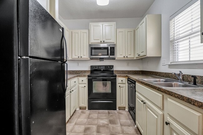 Building Photo - 324 Laurel Oak Ln