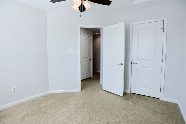 Building Photo - Move-in ready Townhome in Wenworth Green C...