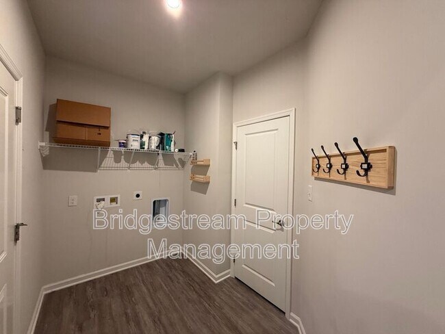 Building Photo - 2194 Schmidt Dr W