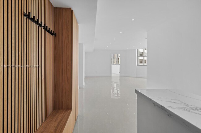 Building Photo - 999 Brickell Bay Dr