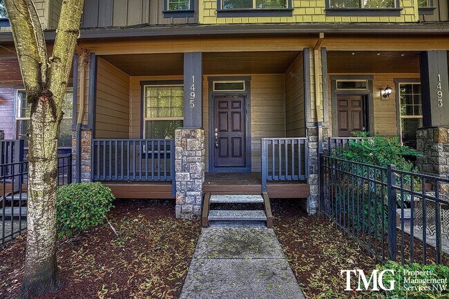 Building Photo - 1495 NE Lockheart Ln