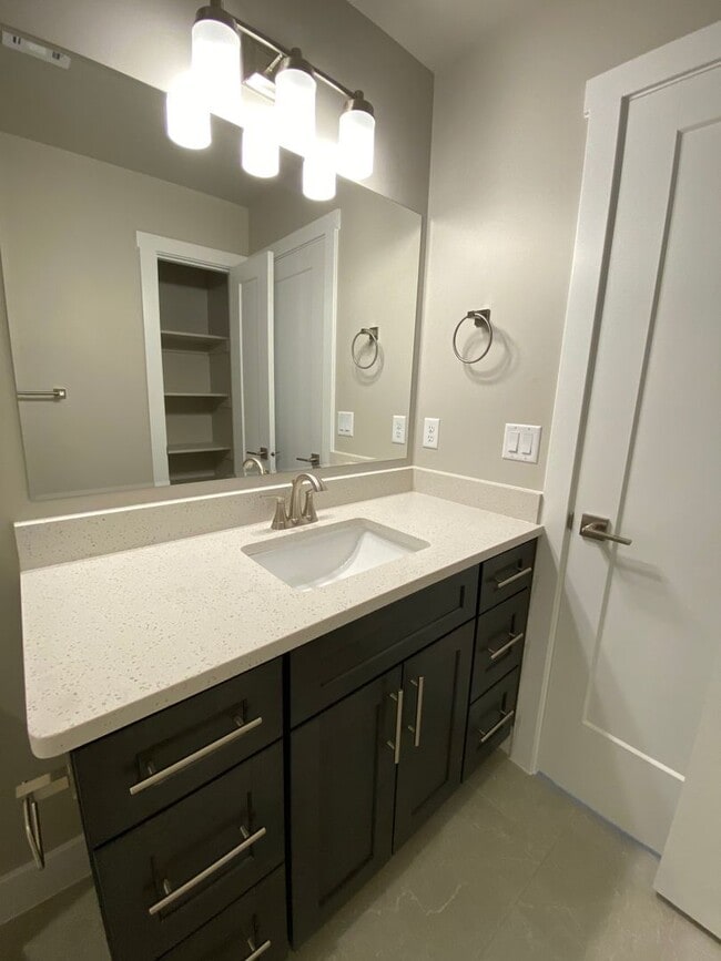 Building Photo - Red Mountain Vista Town Home, End Unit