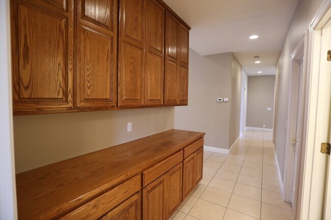 Building Photo - 320 Hartley Dr