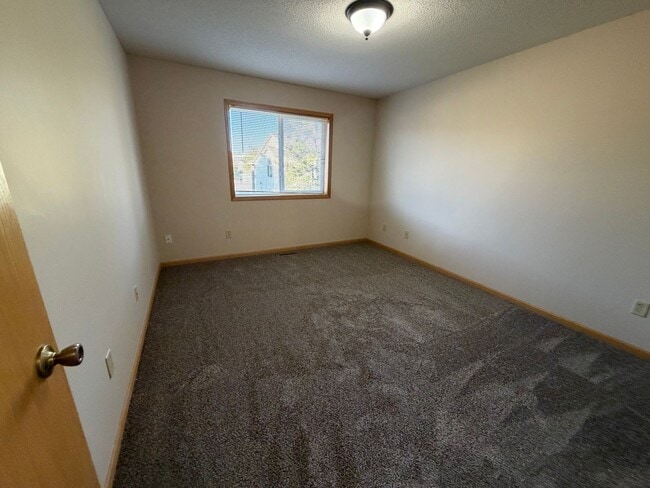 Building Photo - 3 bed 2bath townhome finished basewment , double garage, deck