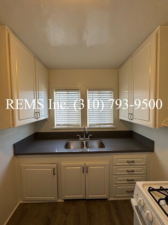 Building Photo - Refurbished Upstairs Apartment w/ Parking
